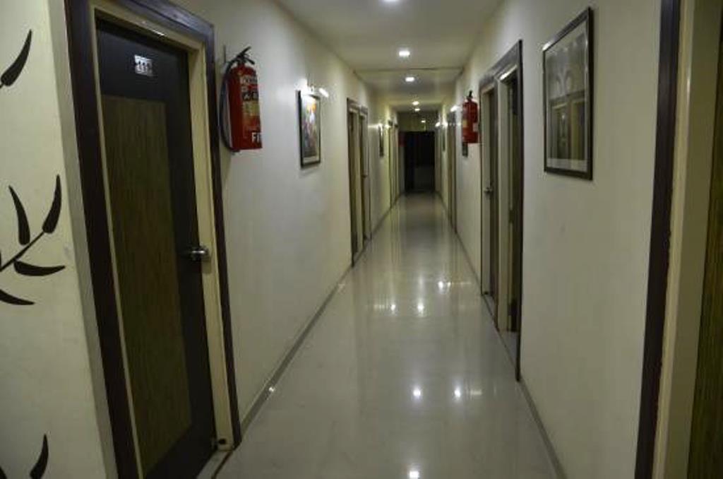 Hotel Royal Apple Ahmedabad Bagian luar foto