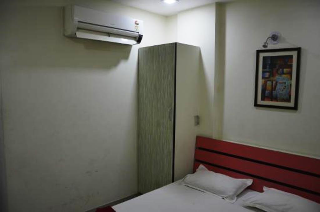 Hotel Royal Apple Ahmedabad Bagian luar foto